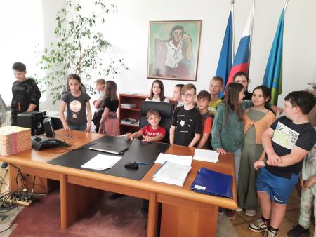 1 Četrtošolci iz podružnične osnovne šole Kotlje obiskali Mestno hišo